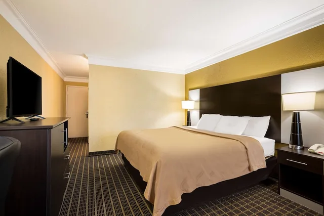 Upgrade, King Bed، Quality Inn & Suites Syracuse Fairgrounds 1/10
