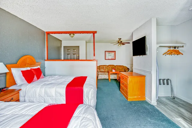 Suite - 2 Full Beds Smoking، OYO Townhouse Tulsa Woodland Hills 1/3