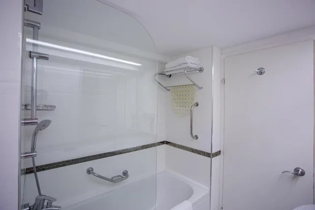 جناح بسرير كوين بغرفة نوم واحدة مع أريكة بمنطقة جلوس، Holiday Inn Istanbul City 4/4