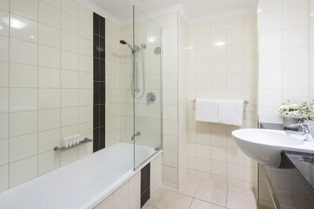 جناح بسريرين منفصلين بغرفة نوم واحدة مع أريكة، Rydges Mackay Suites 2/2