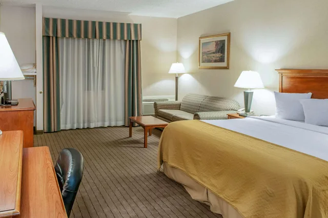 Room, King Bed, Quality Inn & Suites Grants I-40 1/4