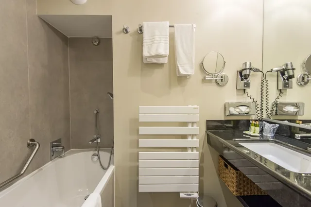 غرفة بسرير كوين بإطلالة على الحديقة بشرفة، Hotel De Provence 6/8