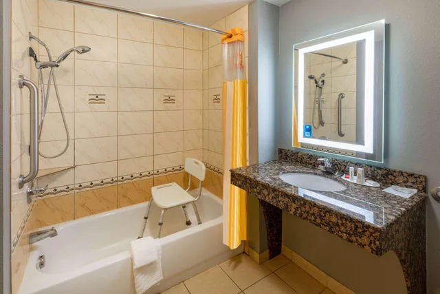 غرفة بسرير كينج، La Quinta Inn & Suites by Wyndham Bridgeport 4/4