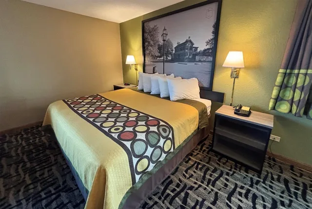 Deluxe, Suite, King Bed, Jetted Tub, Super 8 by Wyndham McLean/Bloomington SW 2/4