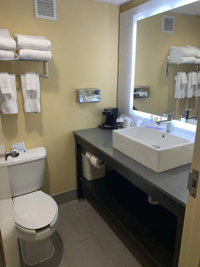 غرفة بسرير كينج مع أريكة، Quality Inn Asheboro South NC 7/7