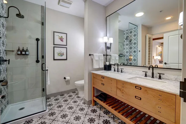 غرفة بسرير كينج بشرفة بحوض استحمام، The Lodge at Healdsburg, tapestry Collection by Hilton 3/3