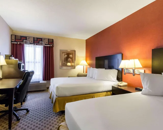 غرفة قياسية بسريرين كوين للمدخنين، Quality Inn & Suites Oakwood Village - Cleveland South 2/2