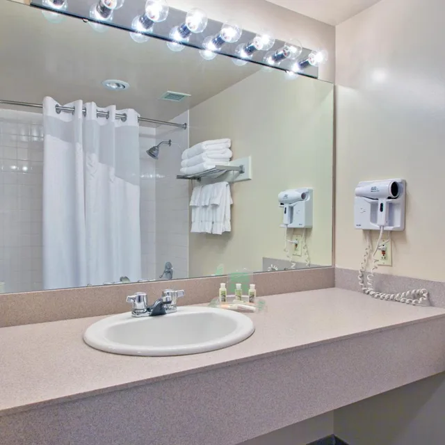غرفة بسرير كينج وسريرين كوين، Days Inn Stephenville 9/10
