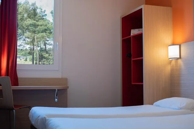 غرفة قياسية بسريرين منفصلين، Kyriad Direct Mont De Marsan - St Avit 6/10