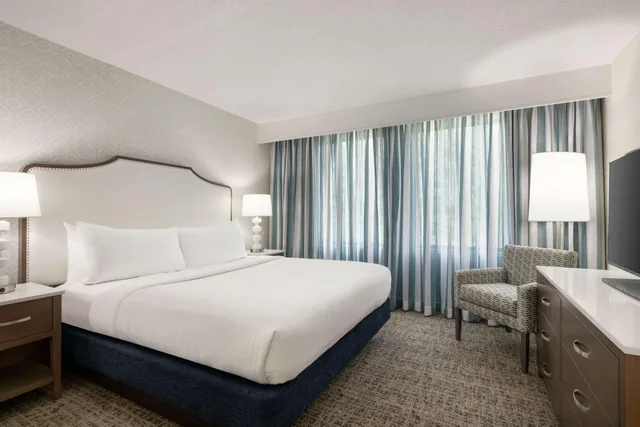 جناح ركني بسرير كينج بغرفتين، Embassy Suites Philadelphia Valley Forge 1/2