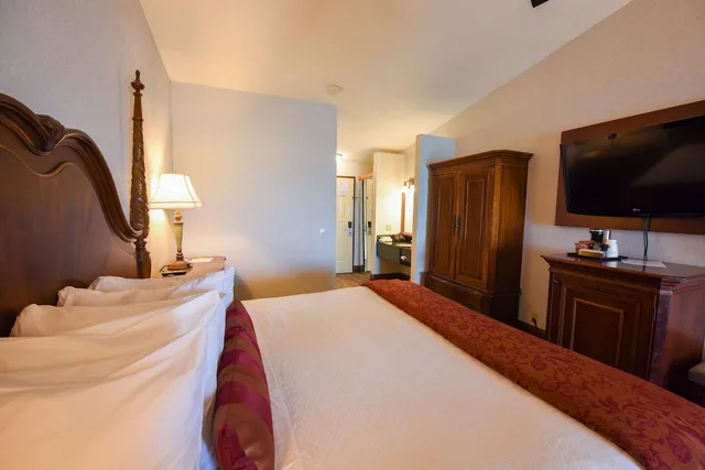 Standard, King Bed, Lake Side, Jetted Tub، Best Western Plus Dockside Waterfront Inn 1/6