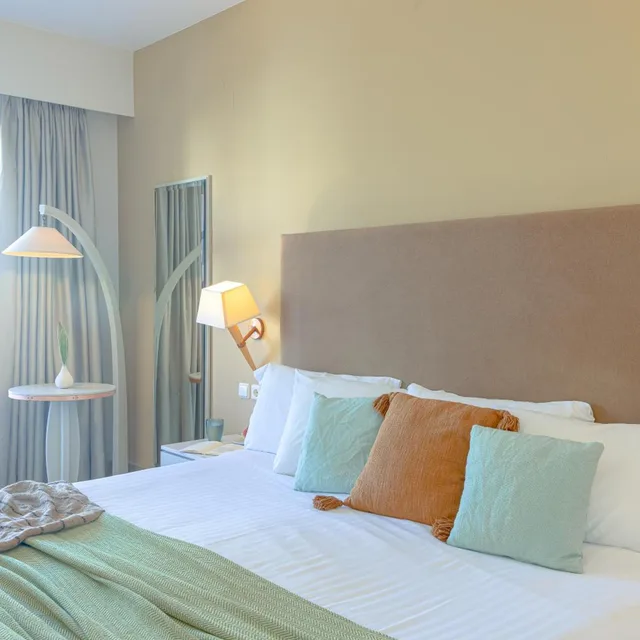 غرفة قياسية بسرير مزدوج بإطلالة على الحديقة، GRAND BAY BEACH RESORT KOLYMBARI 4/8