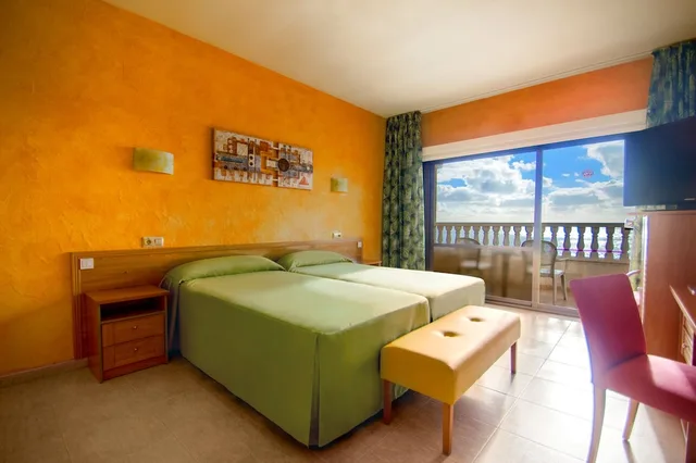 غرفة بأربعة أسرّة بإطلالة على البحر بشرفة، Hotel Servigroup La Zenia 3/10