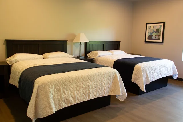 غرفة بسريرين كوين بإطلالة على النهر، Watershed Hotel 1/2