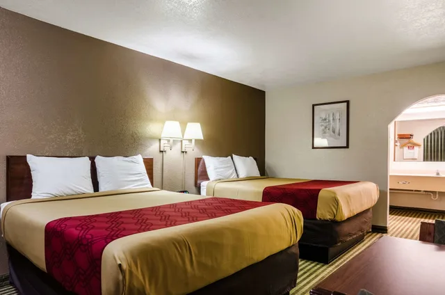 غرفة قياسية بسريرين كوين، Econo Lodge Winfield 3/6