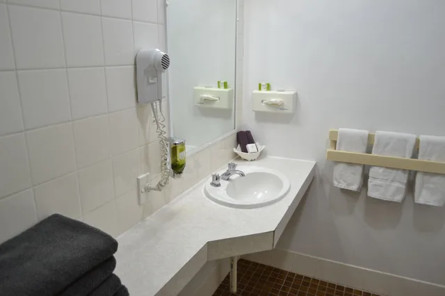 غرفة ديلوكس عائلية بسرير كوين وسريرين منفصلين، Tamworth Motor Inn 2/2