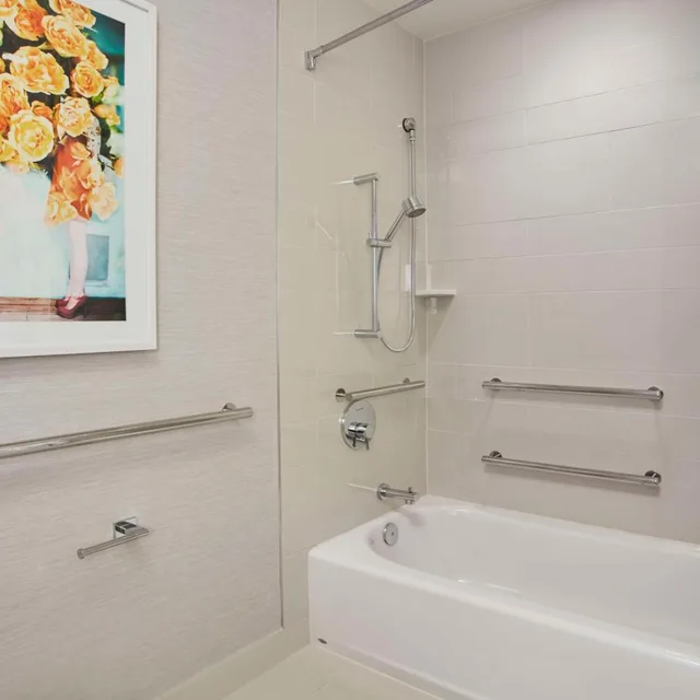 جناح جونيور بسريرين كوين مع أريكة بحوض استحمام لذوي الإعاقة، Hilton West Palm Beach 7/7