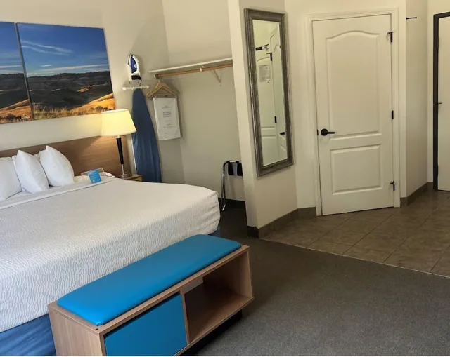 جناح بسرير كينج مع أريكة، Days Inn & Suites by Wyndham Columbus NE 3/10