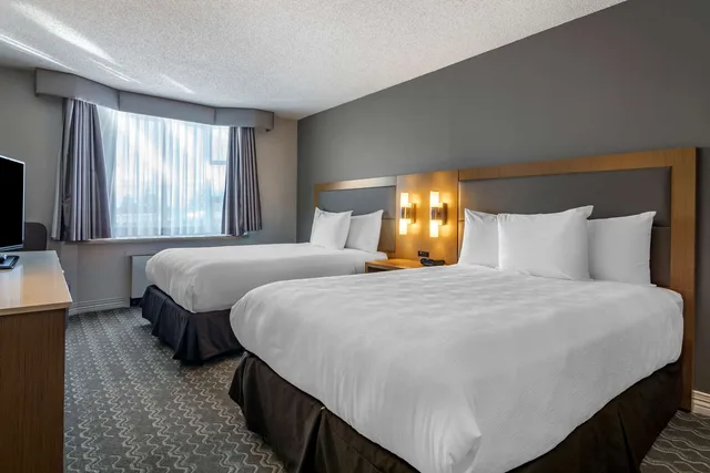 غرفة بسريرين مزدوجين بحوض استحمام، Best Western Plus Vancouver Airport Hotel 1/4