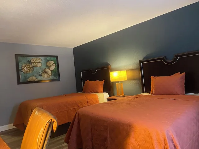 غرفة بسريرين مزدوجين، Surrey Inn Hotel 3/5