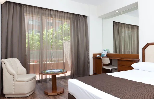 غرفة بسرير كوين، Senator Barajas Hotel 4/6