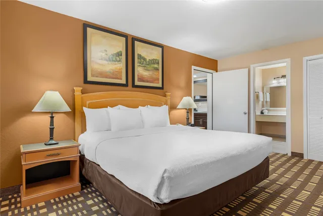 Suite, King Bed, QUALITY INN AND SUITES PLANO EAST RICHARDSON 2/4