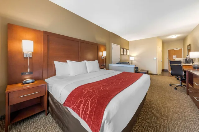 جناح بسرير كينج مع أريكة لذوي الإعاقة، Comfort Suites Barstow Near I-15 2/4