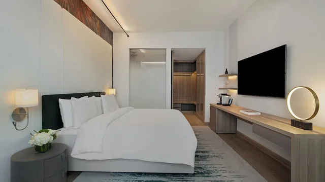 جناح ديلوكس بسرير كينج بإطلالة على المسبح، فندق ومنتجع مكارم النخيل(Rixos Obhur Jeddah Resort & Villas) 5/6