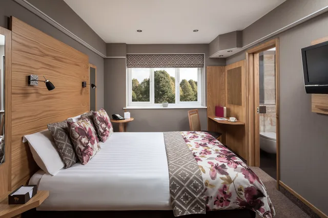 Budget, Double Bed, The Fairlawns Hotel And Spa 4/8