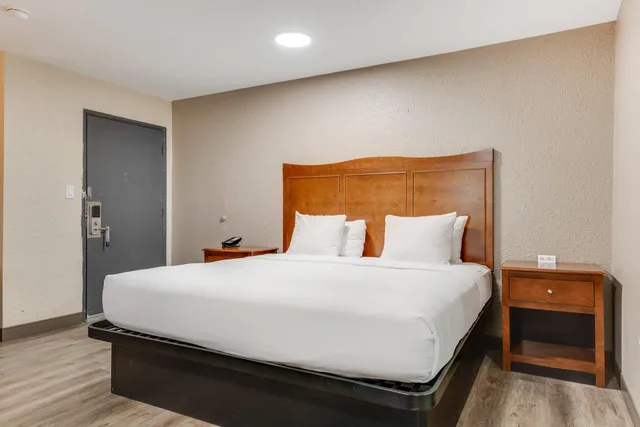Room, King Bed, Suburban Studios Near Mesa Verde 2/5