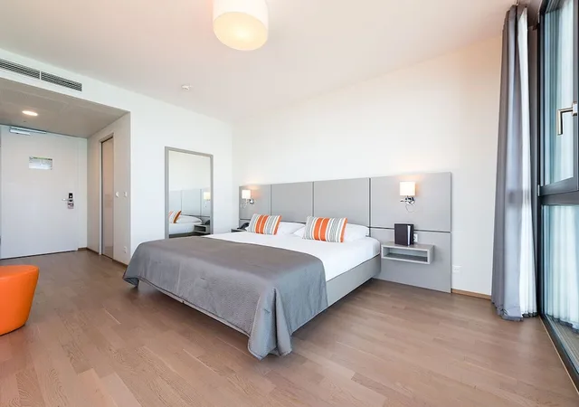 Deluxe, Twin Beds, Lake View, Lake Geneva Hotel 1/4