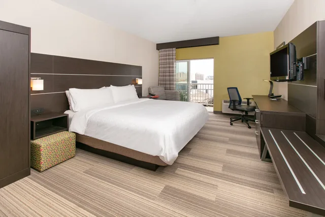 غرفة بسرير كينج بإطلالة على النهر، Holiday Inn Express Hotel And Suites Seaside Convention Center 2/6