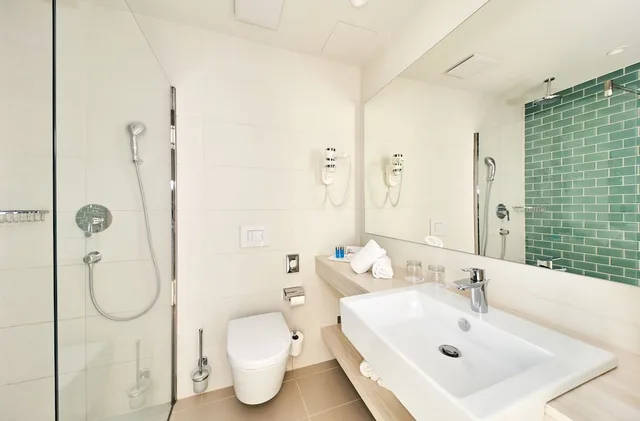 غرفة بريميوم بسريرين منفصلين بإطلالة على البحر بشرفة مع أريكة، Hotel Sipar Plava Laguna 4/4