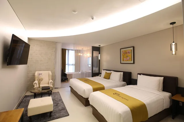 Room, Twin Beds, 1 King and 1 Single Beds, Sun Bed، REST HOTEL 1/1