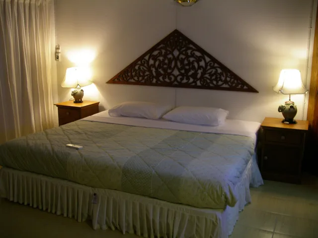 بنغل بسريرين منفصلين، Ruen Thai Rim Haad 2/7
