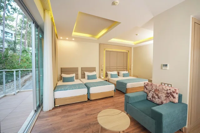 غرفة غراند رباعية بسرير مزدوج وسرير فردي بإطلالة على الحديقة بغرفة نوم واحدة، Orka Lotus Beach 1/3