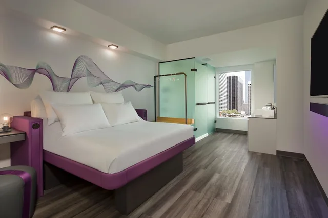 غرفة بريميوم بسرير كوين، YOTEL Miami, Select by Hilton 2/3
