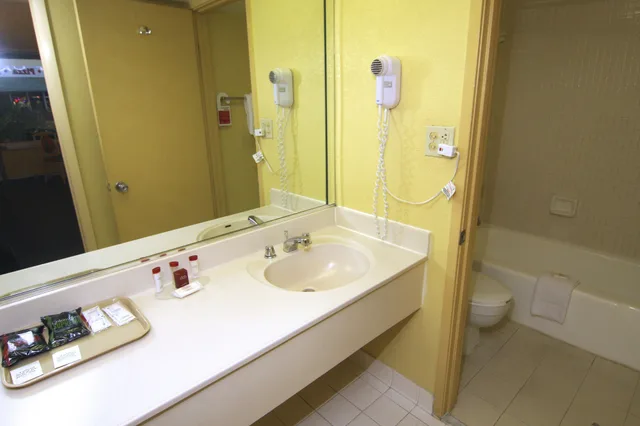 غرفة بسريرين كوين يُسمح فيها بالحيوانات الأليفة، Ramada by Wyndham Kissimmee Gateway 4/5