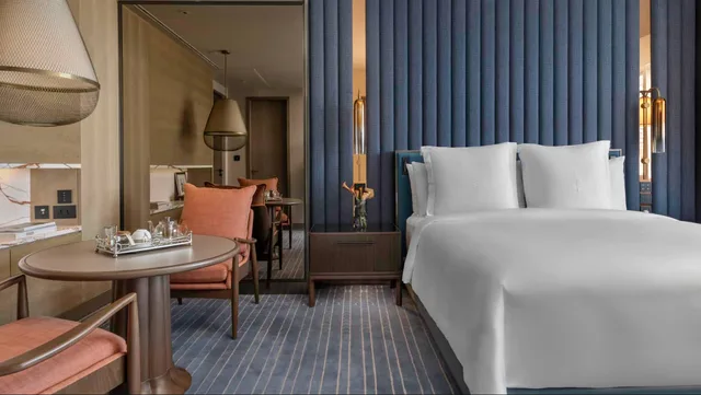 غرفة بريميير بسرير كينج بإطلالة على المدينة، Four Seasons Hotel Mumbai 1/1