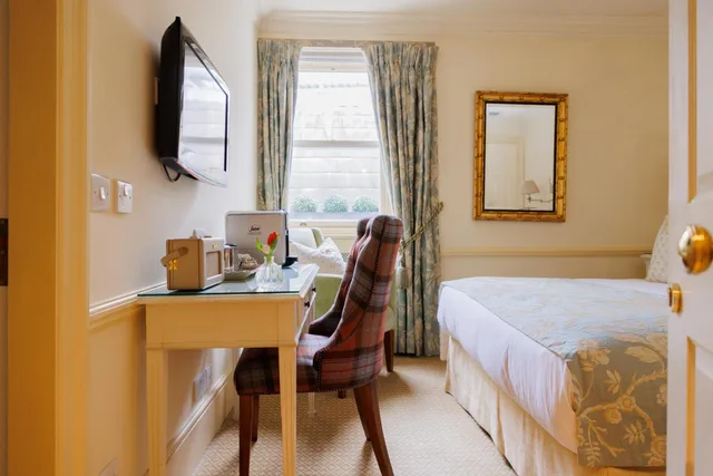 Superior, Queen Bed, Durrants Hotel 2/9