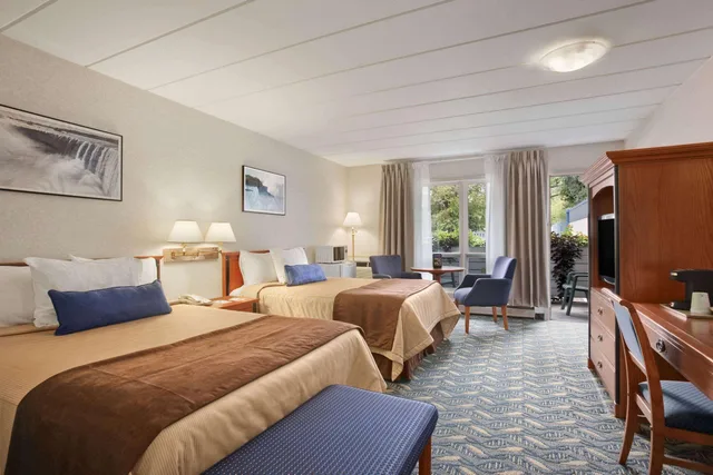 جناح بسريرين كينج مع أريكة، Travelodge by Wyndham Niagara Falls at the Falls 1/1