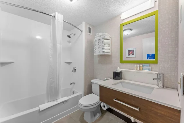 Room, 2 Queen Beds, Hampton Inn Cleveland Westlake 3/3
