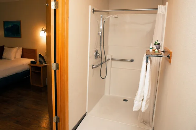 غرفة سيغنتشر بسرير كينج لذوي الإعاقة، Timbers Motel Travelodge by Wyndham Bigfork 2/2