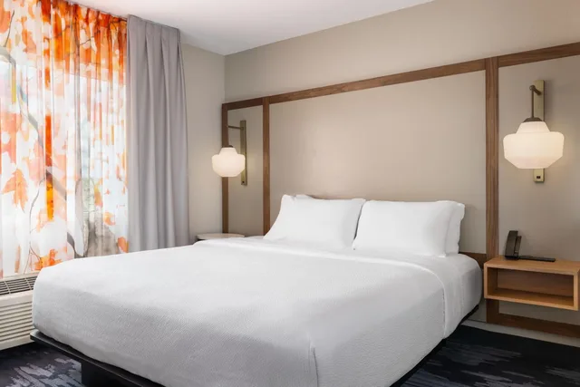غرفة بسرير كينج بحوض استحمام لذوي الإعاقة، Fairfield Inn Suites By Marriott Minneapolis Burnsville 3/8