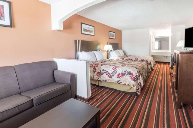 جناح بسرير كينج للمدخنين لذوي الإعاقة، Days Inn & Suites by Wyndham Winnie 1/1
