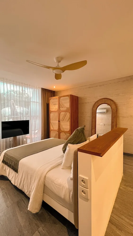غرفة بريميوم بسرير كوين بإطلالة على المسبح، Mantra Wellness Bali 6/9