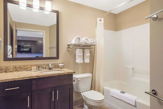 جناح استوديو بسرير كينج، Hawthorn Suites By Wyndham Dickinson 2/2
