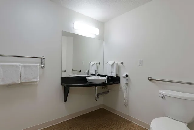 غرفة قياسية بسرير كوين لذوي الإعاقة، Motel6 Brandon, MB 8/8