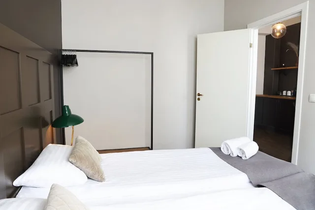 غرفة عائلية بسرير مزدوج وسريرين منفصلين، Fosshotel Baron 1/8