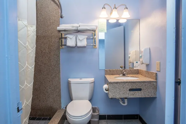 Standard, 2 Double Beds, Aqua Breeze Inn 2/2